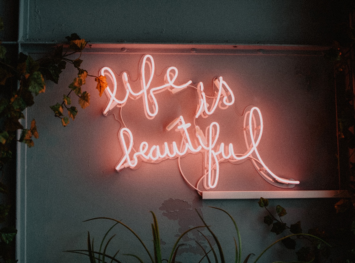Der Neon-Schriftzug 'Life is beautiful' demonstriert, dass wir lernen können unsere intrinsische Motivation anzufeuern