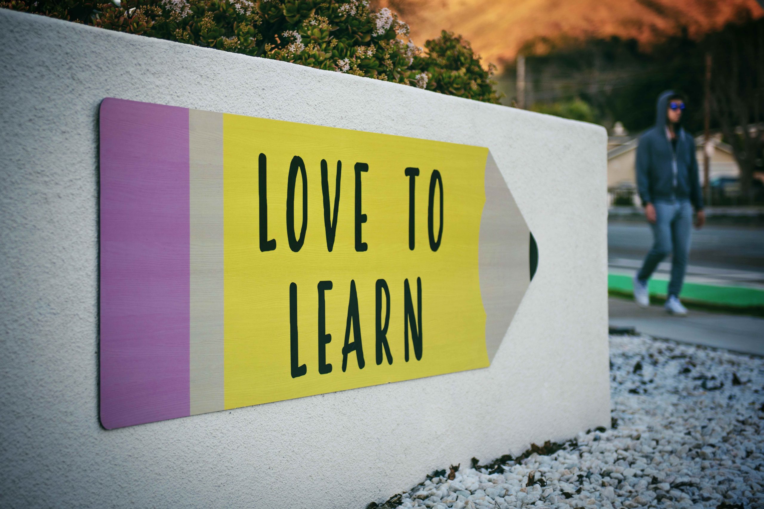 Schild mit der Aufschrift: Love to Learn